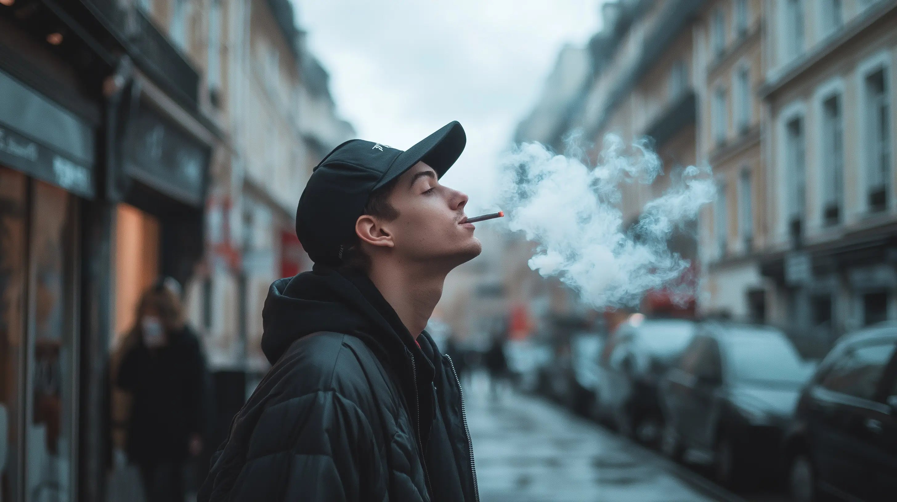 Personne qui fume du CBD dans la rue en France, illustration réaliste du débat sur la légalité du CBD en public
