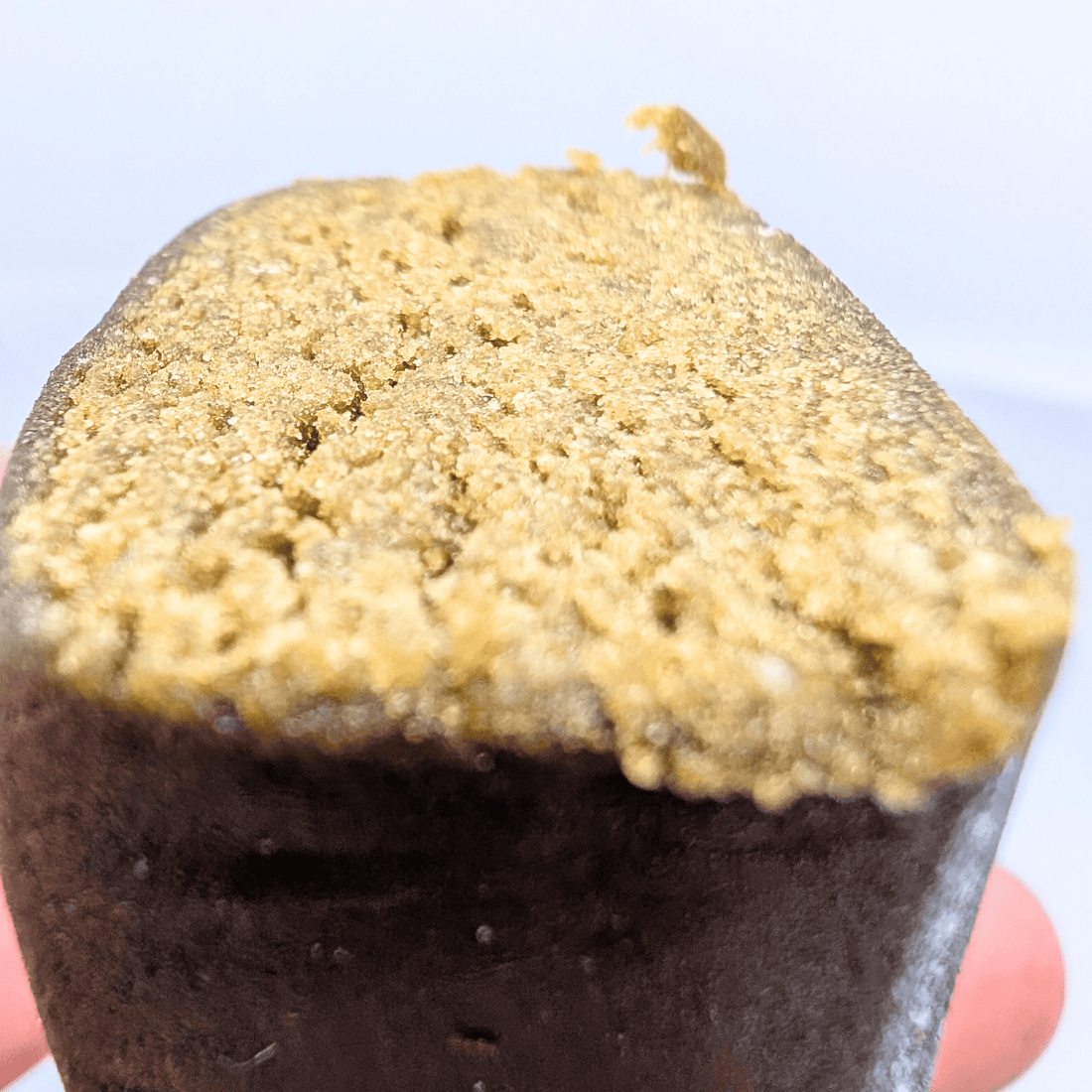 Piatella CBD – gros plan sur un morceau de résine, texture crémeuse et homogène