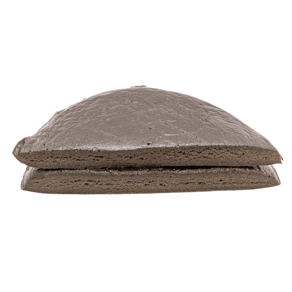 Résine CBD Black Afghan 33% CBD Suisse coupée en deux avec vue de profil sur fond blanc