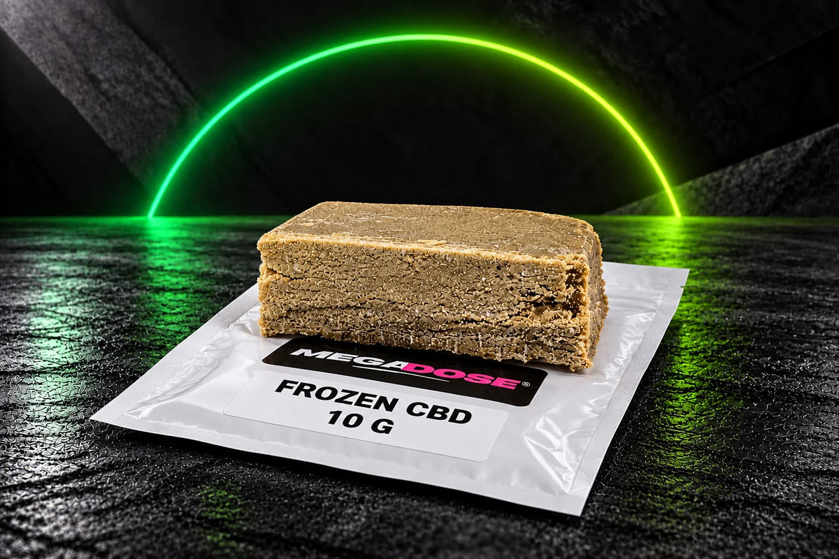 Frozen CBD sur son pochon blanc Megadose avec arc lumineux vert et citron.