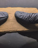 Gros plan sur la résine CBD Peach Indoor Premium tenue avec des gants noirs, montrant sa texture fine et sa qualité indoor supérieure.