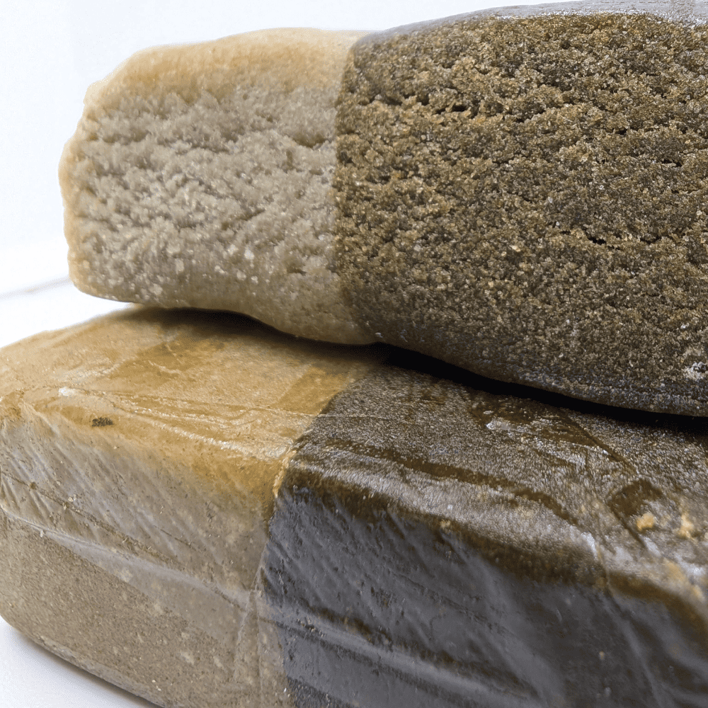 Gros plan sur une résine CBD Twister black and white avec texture claire et foncée